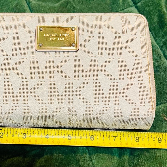 *RARE* Michael Kors Beige Monogram Wristlet Large Phone Clutch - Picture 5 of 14
